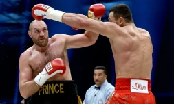 Le poids lourd britannique Tyson Fury (de face) contre l'Ukrainien Wladimir Klitschko, le 28 novembre 2015 à Düsseldorf 