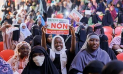 Une femme tient une pancarte sur laquelle est écrit "Référendum votons non" à Bamako, le 16 juin 2023