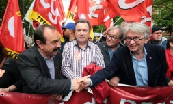 Les secrĂ©taires gĂ©nĂ©raux de la CGT, Philippe Martinez (G) et FO, Jean-Claude Mailly (D) se serrent la main en tĂȘte de cortĂšge contre la loi Travail, le 12 mai 2016 Ă  Paris
