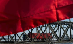Un camion traverse le pont friendship entre Sinuiju en Corée du nord et Dandong en Chine, le 9 janvier 2018