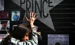 Une admiratrice de Prince devant le club First Avenue à Minneapolis (Minnesota) où le musicien a commencé sa carrière, le 23 avril 2016