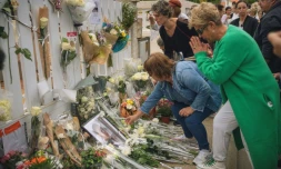 Des habitants déposent des fleurs lors d'une marche blanche à Alénya, le 3 novembre 2024 dans les Pyrénées-Orientales, en hommage à Emilio, l'adolescent "battu à mort" le 23 octobre 2024 au domicile familial