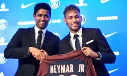 La star brésilienne Neymar (d) pose avec le maillot de son nouveau club, le PSG, à côté de Nasser Al-Khelaifi, président du club parisien, le 4 août 2017 à Paris   