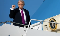 Le président amréicain Donald Trump embarque à bord de son avion Air Force One à la base aérienne Andrews, près de Washington, le 17 octobre 2025
