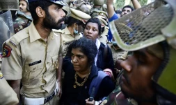 Kanaka Durga et Bindu, deux femmes hindoues entourées par la police aprÚs leur tentative d'entrer dans le temple de Sabarimala Ayyapa, ici le 24 décembre 2018.