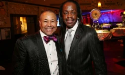 Maurice White (g) avec Verdine White du groupe Earth, Wind & Fire le 8 février 2015 à Los Angeles