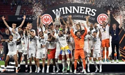 Les joueurs de l'Eintracht Francfort exultent après la victoire aux tirs au but contre les Rangers en finale de la Ligue Europa, le 18 mai 2022 à Séville 
