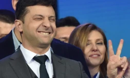 Le comédien et candidat à la présidentielle en Ukraine Volodymyr Zelensky fait le V de la victoire à l'issue d'un débat avec le président sortant Petro Porochenko le 19 avril 2019 à Kiev