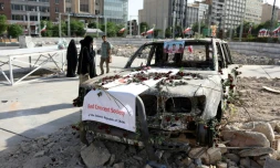 Une ambulance du Croissant Rouge iranien détruite durant un raid israélien exposée à Téhéran, le 23 juin 2025
