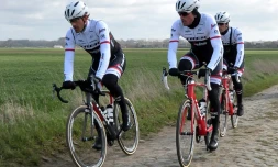 L'équipe Trek et son leader le Suisse Fabian Cancellara (g) à l'entraînement sur un secteur pavé en vue de Paris-Roubaix, le 7 avril 2016