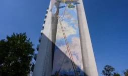 Une fresque murale du collectif d'artistes "Freiraumgalerie" décore un immeuble d'habitation à Halle, dans l'est de l'Allemagne, le 22 août 2019.