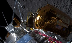 L'alunisseur de l'entreprise américaine Intuitive Machines devant la surface de la Lune, sur une image publiée le 21 février 2024 par l'entreprise