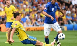 L'attaquant vedette de la Suède Zlatan Ibrahimovic (g) à la lutte avec le milieu italien Thiago Motta lors de l'Euro à Toulouse, le 17 juin 2016