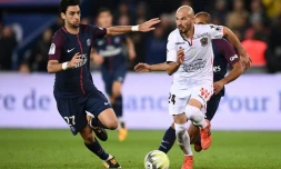 Javier Pastore (g) lors d'un match avec le PSG face à Nice au Parc des Princes, le 27 octobre 2017   