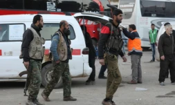 Des civils et des combattants syriens ayant été évacués de Douma arrivent à Qalaat al-Madiq, dans la province de Hama, le 2 avril 2018