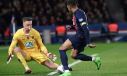L'attaquant du PSG Kylian Mbappé face au gardien de Nice Marcin Bulka, le 13 mars 2024 au Parc des Princes