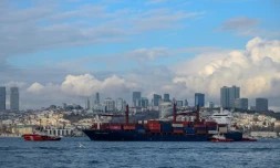 Le "Songa Iridium", un cargo battant pavillon libérien, est poussé par des remorqueurs après s'être échoué dans le bosphore, le 27 décembre 2019 à Istanbul