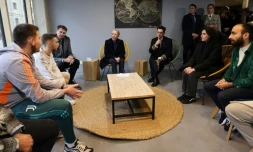 La PremiÚre ministre Elisabeth Borne (c) et le ministre délégué au Logement Patrice Vergriete (3e g) renconternt des étudiants au "All Suites Appart Hotel" à Dunkerque, le 16 novembre 2023