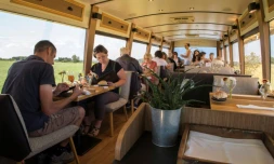 Le "bus 26", restaurant itinérant, fait halte à Pulvérières le 12 juillet 2018