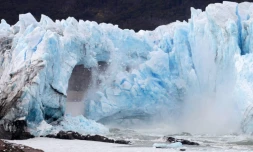 L'arche de glace, formée à une extrémité du glacier argentin du Perito Moreno, s'effondre le 10 mars 2016
