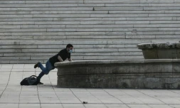 Un homme fait de l'exercice à Athènes, alors que la Grèce a été reconfinée pour lutter contre le Covid-19, le 7 novembre 2020