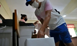 Electeur votant pour la présidentielle dans un bureau de Manille aux Philippines, le 9 mai 2022