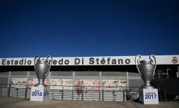 Des statues représentant les trophées de la Ligue des champions remportés par le Real Madrid devant son stade Alfredo Di Stefano à Valdebebas, au nord-est de Madrid, le 13 mars 2021