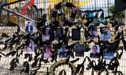 Les portraits des enfants et des jeunes tués dans la chute d'une roquette dans le village druze de Majdal Shams, sur le Golan syrien annexé par Israël, accrochés à la clôture du stade de football où le projectile a atterri, le 29 juillet 2024