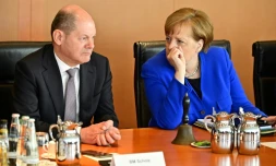 Le ministre allemand des Finances Olaf Scholz (G) au cÎté de la chanceliÚre Angela Merkel (D) à Berlin le 10 avril 2019