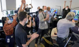 Les équipes d'ingénieurs en charge de déploiement du télescope spatial James Webb célèbrent le déploiement du miroir principal, au Space Telescope Science Institute à Baltimore, dans le Maryland, sur une image publiée par la Nasa le 8 janvier 2021