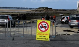 Une route interdite à la circulation à Carantec (Finistère), en prévision de l'arrivée de la tempête Ciaran, le 1er novembre 2023