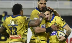 Le trois quarts centre de Clermont, Jean-Pascal Barraque, est félicité par ses coéquipiers après son essai marqué contre Lyon, lors de leur match de Top 14, le 5 février 2021 au stade Michelin à Clermont-Ferrand