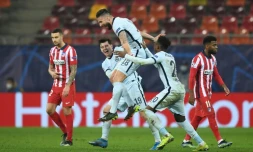 L'attaquant français de Chelsea, Olivier Giroud (c), fĂȘte son but avec ses coĂ©quipiers lors du 8e de finale aller de la Ligue des champions contre l'AtlĂ©tico de Madrid, Ă Bucarest, le 23 fĂ©vrier 2021