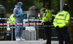 Un expert de la police technique et scientifique et des policiers le 7 octobre 2017 à Londres
