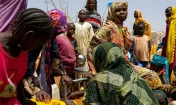 Des réfugiés soudanais se rassemblent pour remplir des bidons d'eau dans le camp de réfugiés de Farchana, le 8 avril 2024