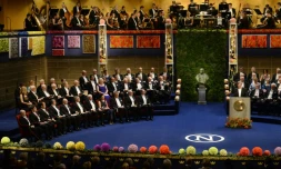 Le président de la Fondation Albert Nobel, Carl-Henrik Heldin (r) ouvre la cérémonie des Nobel, le 10 décembre 2014 à Stockholm