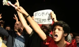 Plusieurs dizaines de Brésiliens sont descendus dans les rues pour protester notamment devant le palais présidentiel, à Brasilia, avec des banderoles et des cris de "Temer dehors" à grand renfort de klaxon, le 17 mai 2017
