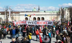 Des manifestants contre les restrictions destinées à lutter contre le Covid-19, à Vienne (Autriche), le 6 mars 2021.