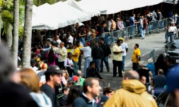 Des Vénézuéliens font la queue devant les centres électoraux, au dernier jour de validation des signatures en faveur d'un référendum révocatoire contre le président Nicolas Maduro, le 24 juin 2016 à Caracas