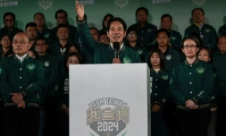 Le président élu de Taïwan Lai Ching-te (centre) et sa co-listiÚre Hsiao Bi-khim (droite), devant le siÚge du Parti démocrate progressiste à Taipei le 13 janvier 2024