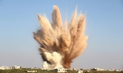 De la fumée s'élÚve aprÚs une attaque, le 10 août 2015, sur un tunnel utilisé par les forces gouvernementales syriennes, dans le village de Foua, dans la province d'Idleb