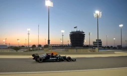 La Mercedes F1 W12 de Lewis Hamilton sur la piste du circuit international de Sakhir, aux essais de pré-saison, le 14 mars 2021