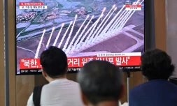 Des personnes regardent un écran de télévision montrant un bulletin d'informations avec des images d'un test de missile nord-coréen, dans une gare à Séoul, le 12 septembre 2024