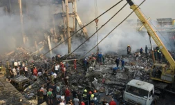 Des équipes de secours sur le site d'une explosion d'origine indéterminée qui a fait au moins six morts dans une zone commerciale d'Erevan, le 14 août 2022 en Arménie