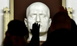 Des nostalgiques du fascisme saluent le portrait du Duce à Predappio (Italie), sa ville natale, le 24 avril. 