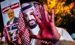 Un manifestant, les mains rougies et portant un masque à l'effigie du prince héritier saoudien Mohammed Ben Salmane, prÚs d'une photo du journaliste Jamal Kashoggi lors d'une manifestation devant le consulat saoudien à Istanbul, le 25 octobre 2018