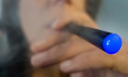 Une femme fume une cigarette électronique, le 25 septembre 2013 à Washington