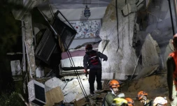 Opérations de secours dans un immeuble de Haïfa, dans le nord d'Israël, détruit par une frappe iranienne le 5 avril 2026