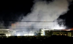 De la fumée au-dessus de bâtiments après une explosion au complexe de KK Park, dans l'est de la Birmanie, vue depuis le district de Mae Sot, dans la province de Tak en Thaïlande, le 24 octobre 2025