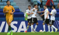 Le capitaine de la Mannschaft Julian Draxler fête son but contre l'Australie avec ses coéquipiers à Sotchi, le 19 juin 2017